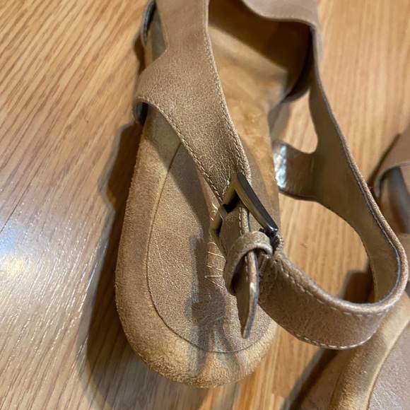 Aerosoles tan wedge sandals with adjustable strap size 10 - Picture 4 of 11
